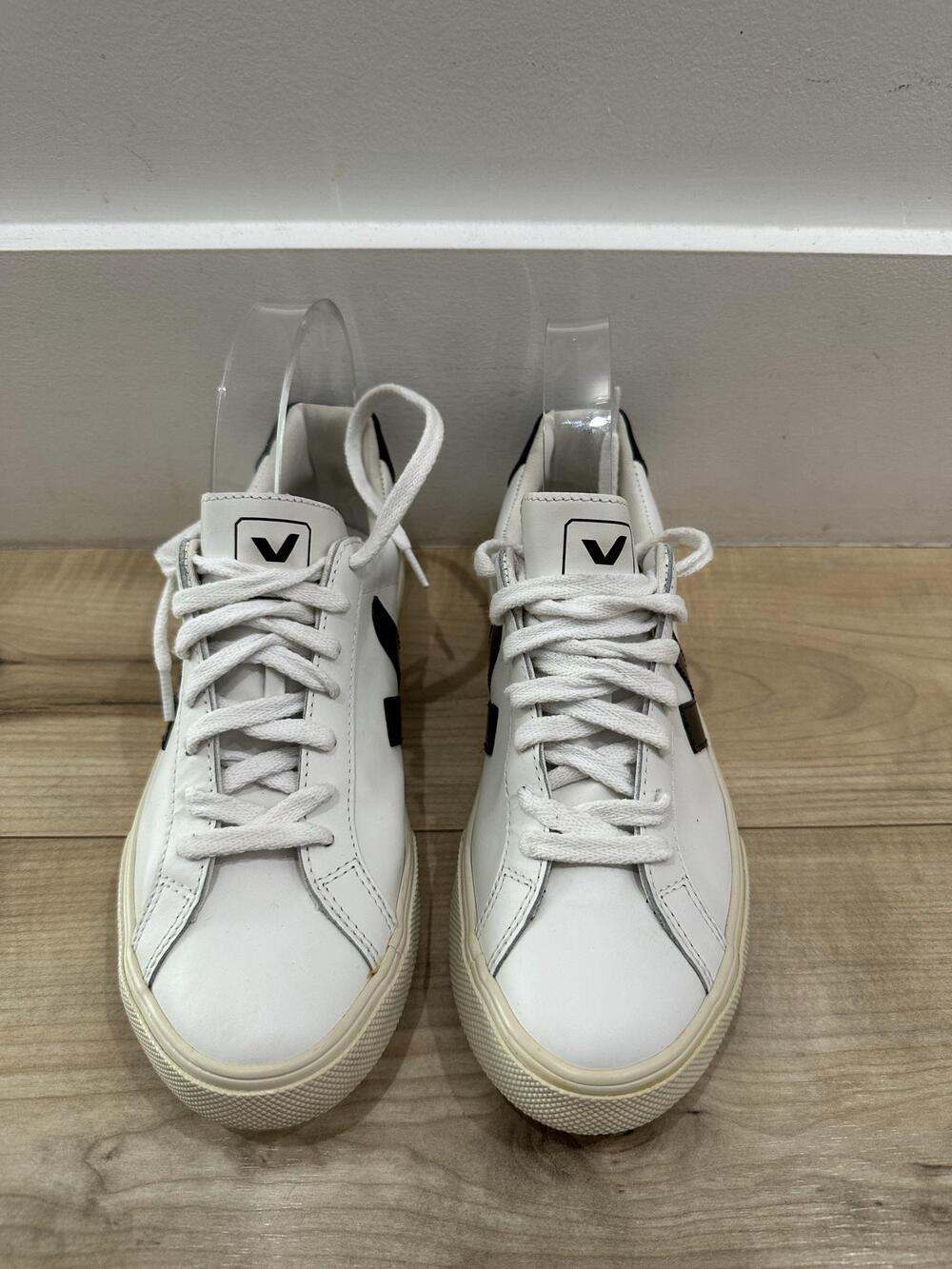 Veja Shoes Womens Size 6 White Leather Low Top Lace Up Sneakers V Logo Brazil